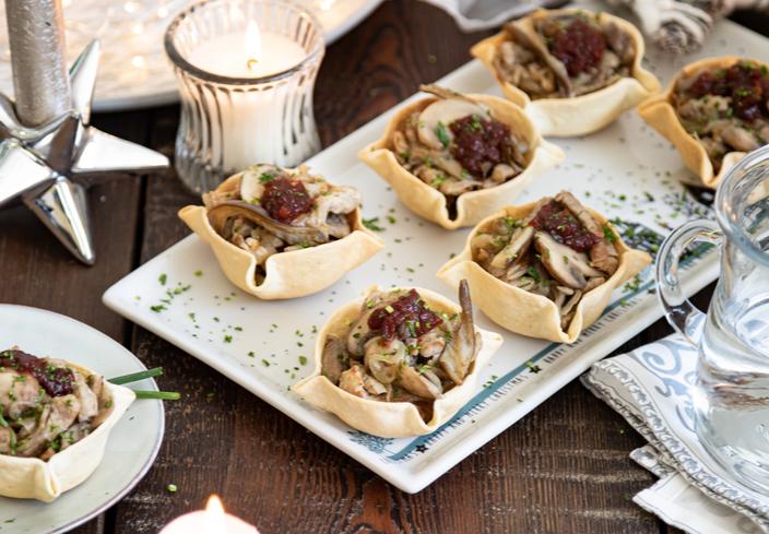 Tartaletas saladas rellenas de solomillo de cerdo con setas y chutney de tomate