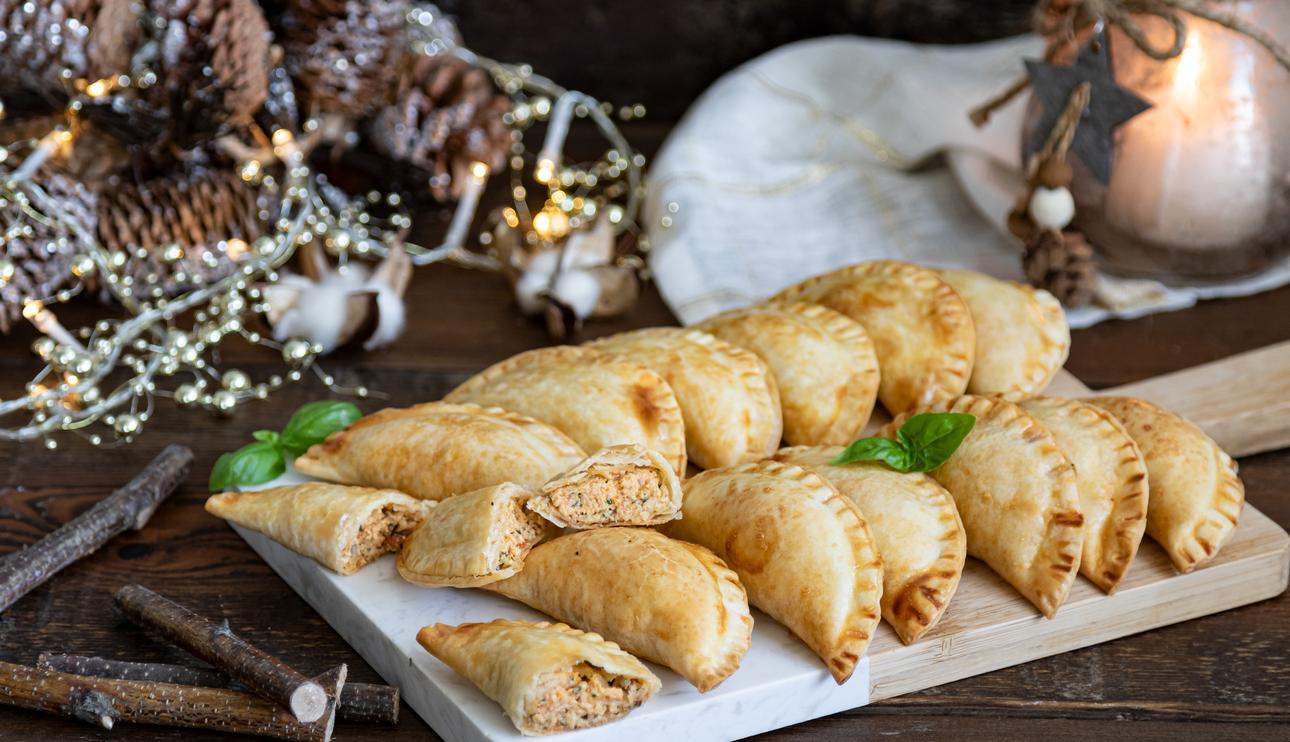 Empanadillas de queso de cabra y pesto rojo