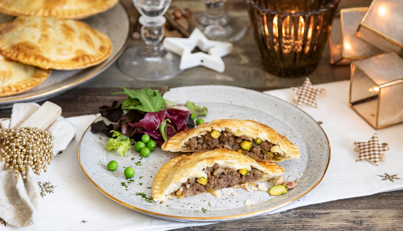 Mini pastelitos con obleas de empanadillas rellenos de carne con cebolla caramelizada