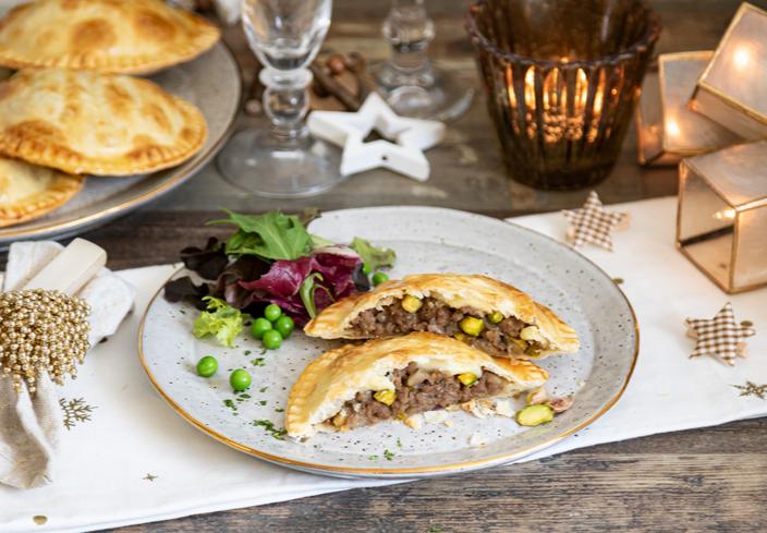 Mini pastelitos con obleas de empanadillas rellenos de carne con cebolla caramelizada