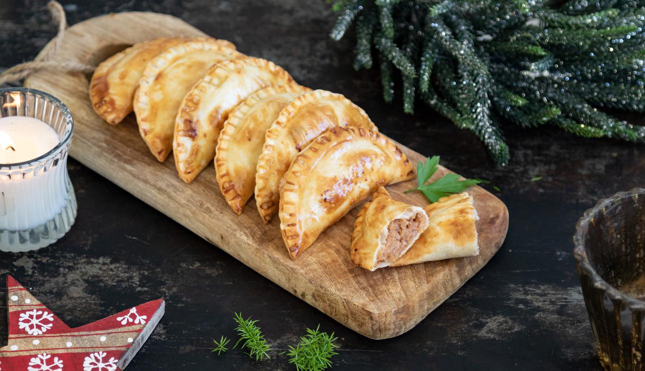 Empanadillas de queso al horno con membrillo y anchoas