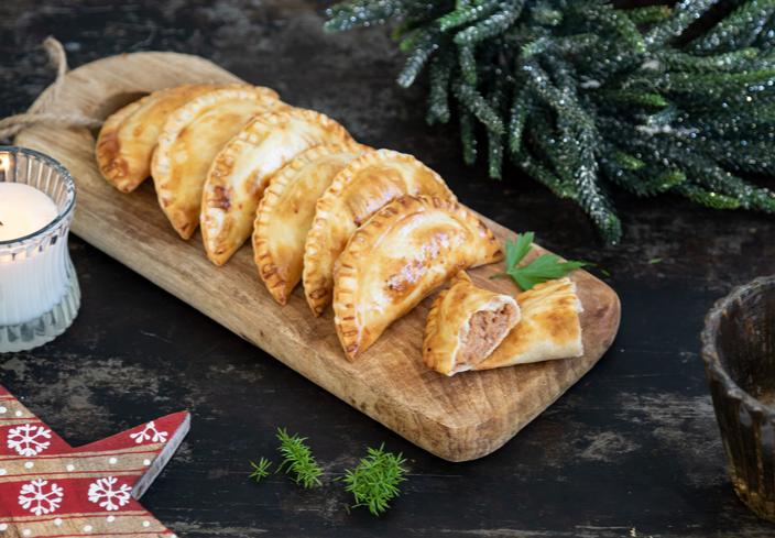 Empanadillas de queso al horno con membrillo y anchoas