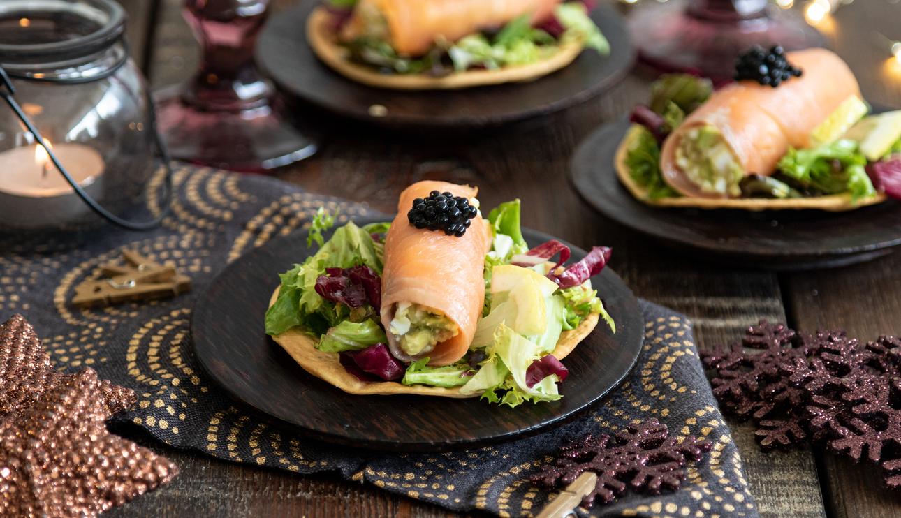 Montadito de rollitos de salmón ahumado con aguacate y langostinos