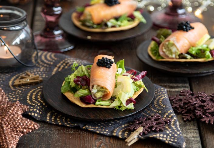 Montadito de rollitos de salmón ahumado con aguacate y langostinos
