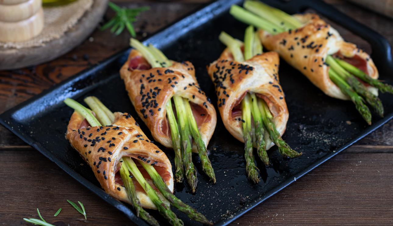 Aperitivos con hojaldre, espárragos y jamón