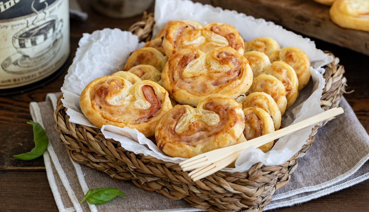 Palmeritas de hojaldre con queso y jamón dulce