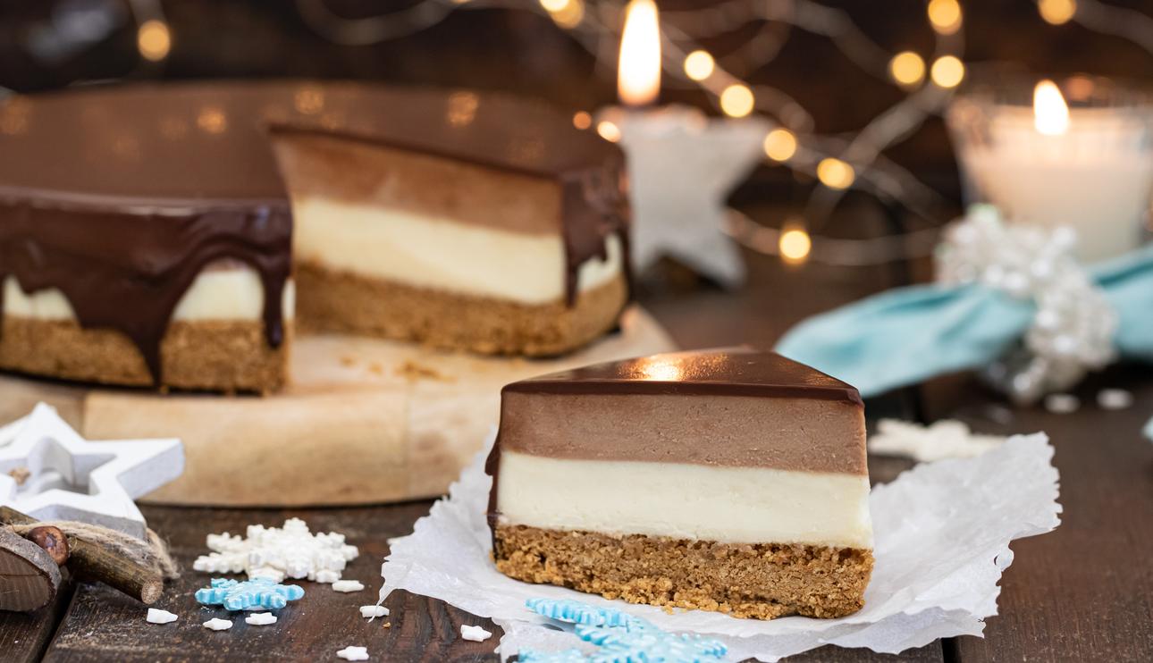 Tarta de queso y chocolate blanco y praliné con cobertura de chocolate negro, para Navidad