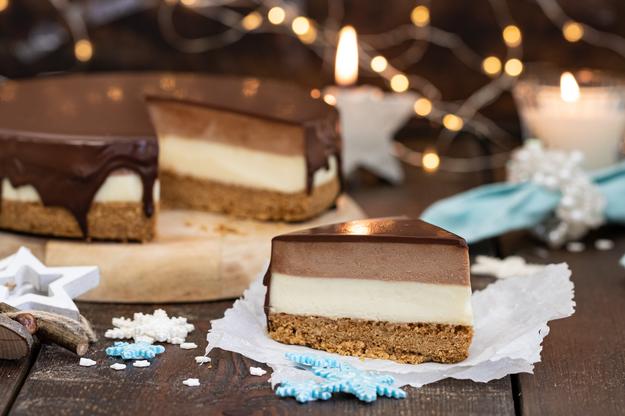 Tarta de queso y chocolate blanco y praliné con cobertura de chocolate negro, para Navidad