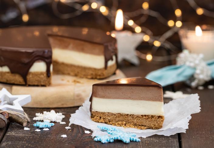 Tarta de queso y chocolate blanco y praliné con cobertura de chocolate negro, para Navidad