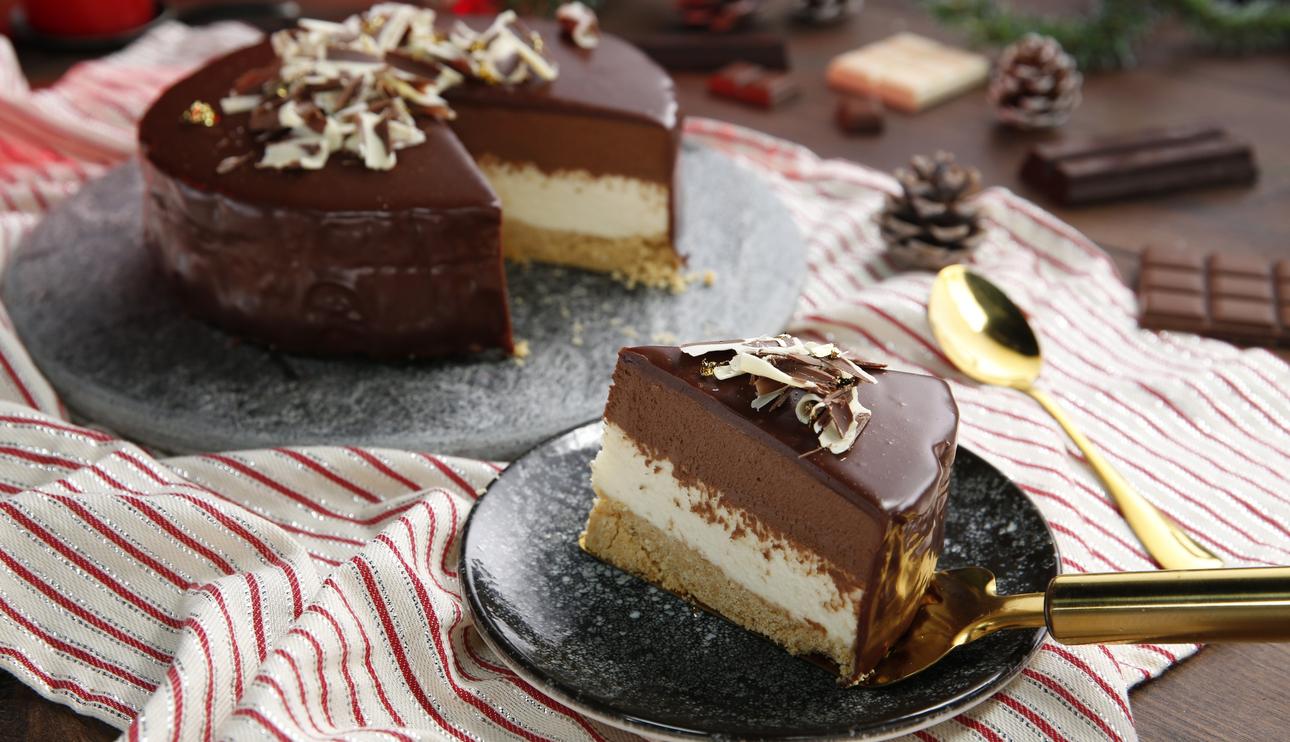 Tarta mousse de chocolate blanco y negro con cobertura de chocolate con leche, para Navidad