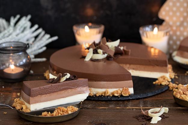 Tarta tres chocolates con crumble de avellanas para Navidad