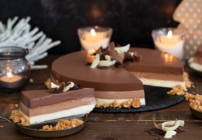 Tarta tres chocolates con crumble de avellanas para Navidad