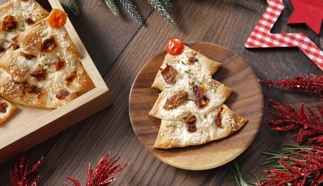 Arbolitos de Navidad de obleas con queso parmesano, tomate seco y romero