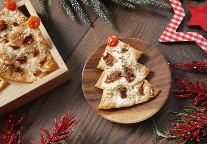 Arbolitos de Navidad de obleas con queso parmesano, tomate seco y romero