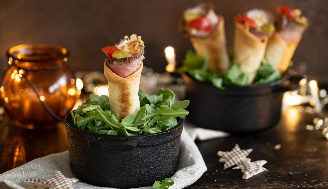 Conos de roast beef al horno con salsa de mostaza