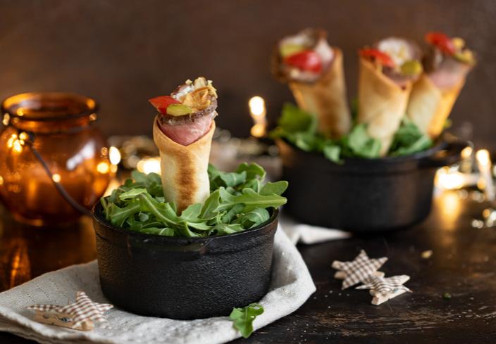 Conos de roast beef al horno con salsa de mostaza