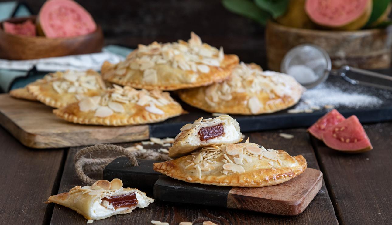 Truchas canarias de dulce de guayaba con queso crema y almendras al horno