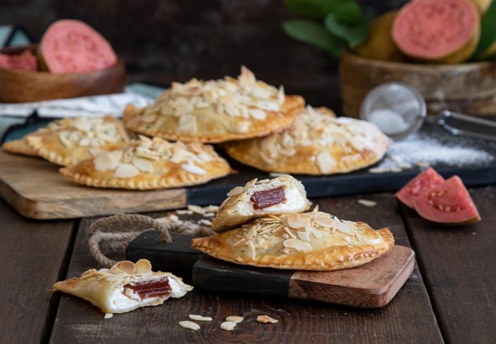Truchas canarias de dulce de guayaba con queso crema y almendras al horno