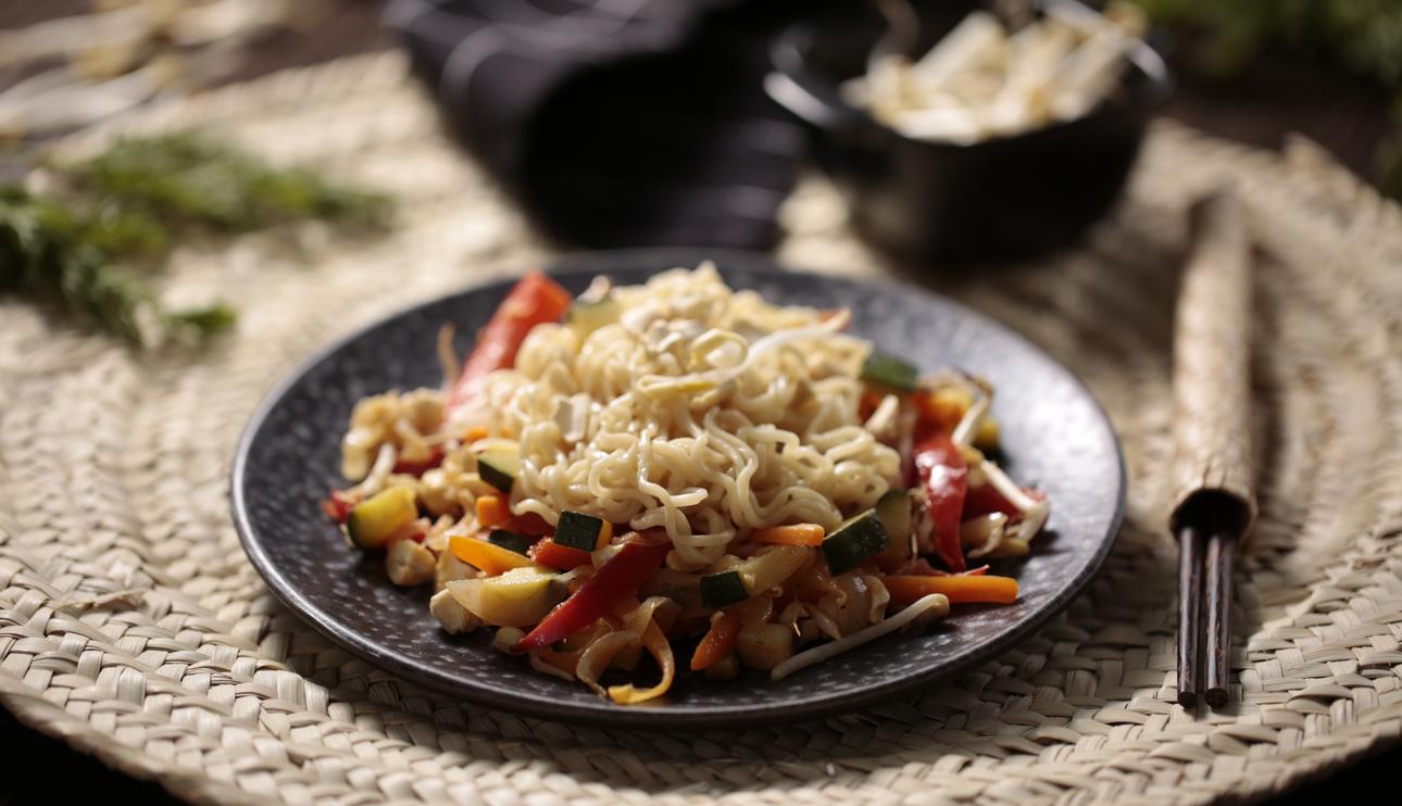Noodles de pollo con chop suey de verduras