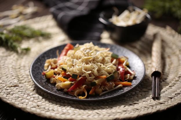 Noodles de pollo con chop suey de verduras