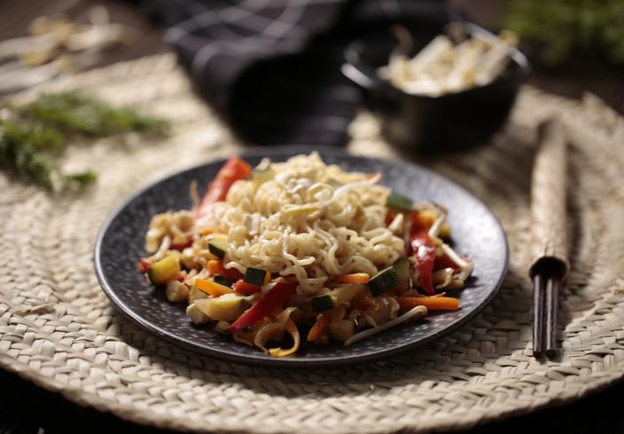 Noodles de pollo con chop suey de verduras