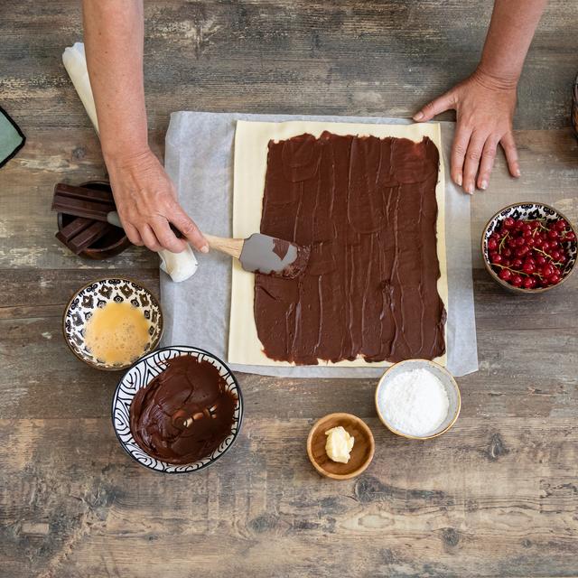 Corona de hojaldre relleno de chocolate para Navidad