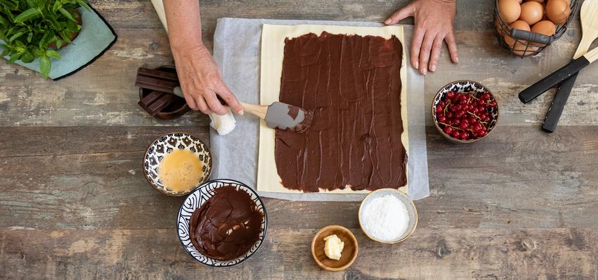 Corona de hojaldre relleno de chocolate para Navidad