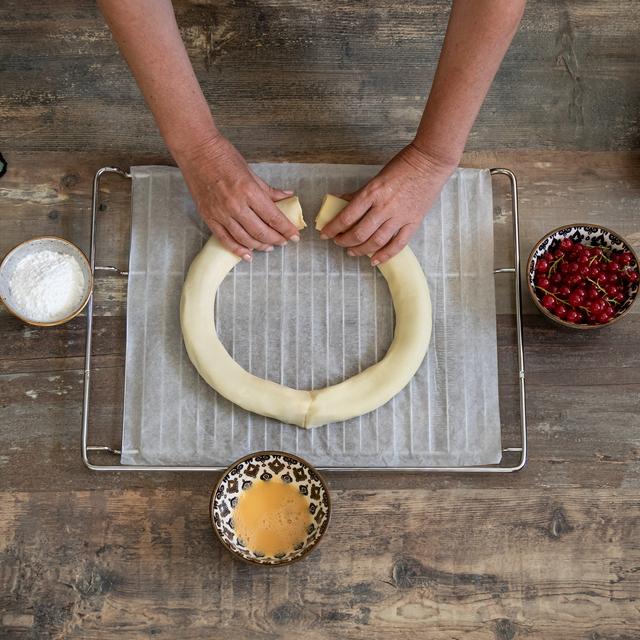 Corona de hojaldre relleno de chocolate para Navidad