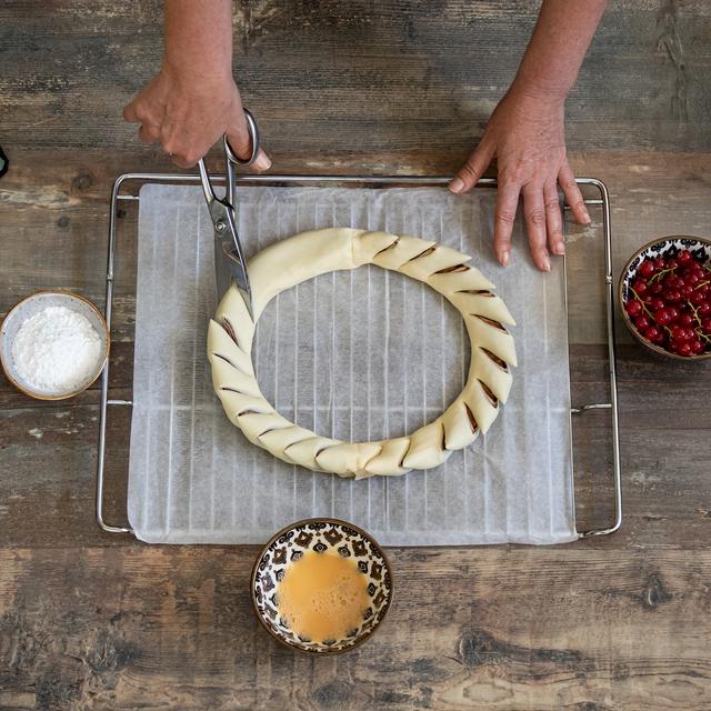 Corona de hojaldre relleno de chocolate para Navidad