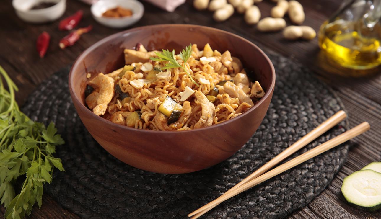 Fideos orientales con pollo marinado y calabacín