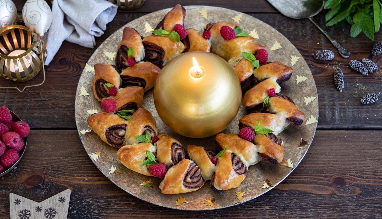 Corona de hojaldre relleno de chocolate con leche para Navidad