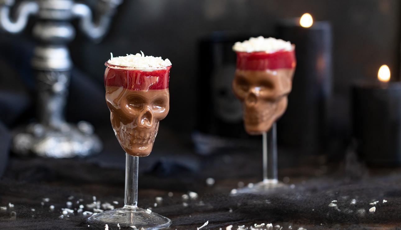 Copa de chocolate y coulis de frambuesa para Halloween