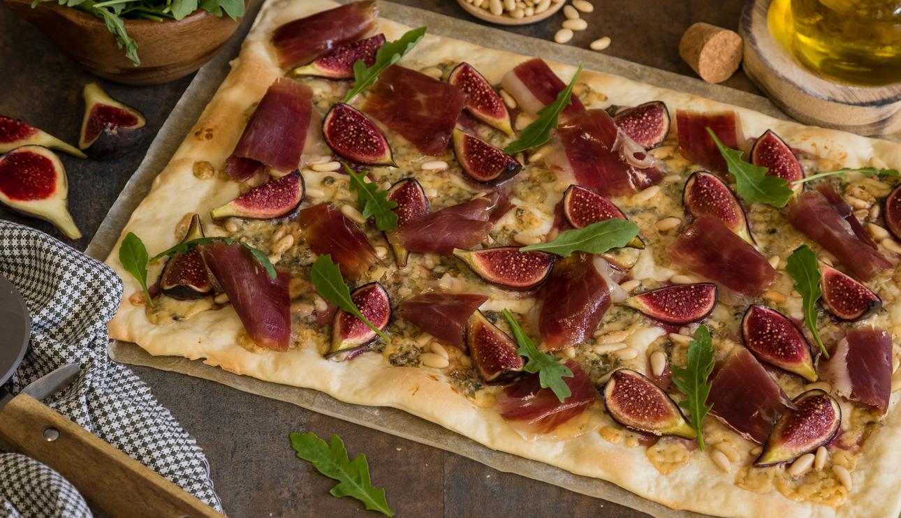 Pizza con jamón ibérico, higos y queso azul
