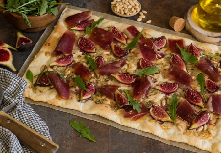 Pizza con jamón ibérico, higos y queso azul