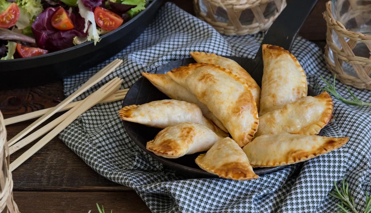 Empanadillas de atún al horno con jamón york y tomate