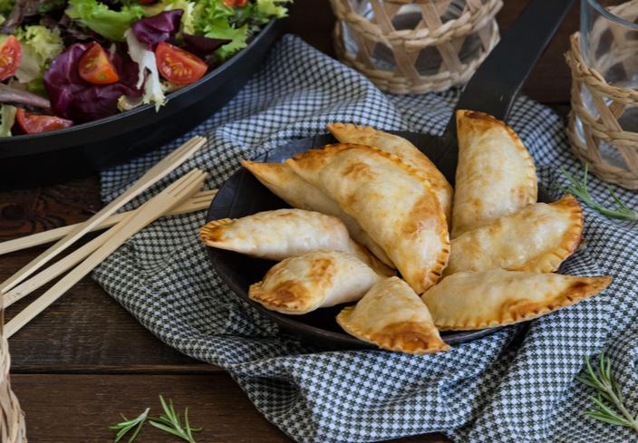 Empanadillas de atún al horno con jamón york y tomate