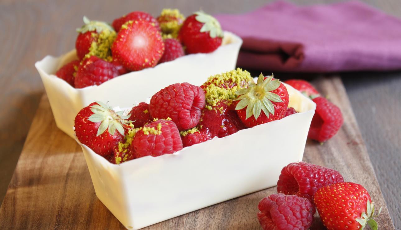 Cajitas de chocolate blanco con frutos rojos