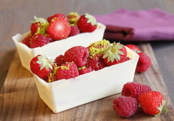 Cajitas de chocolate blanco con frutos rojos