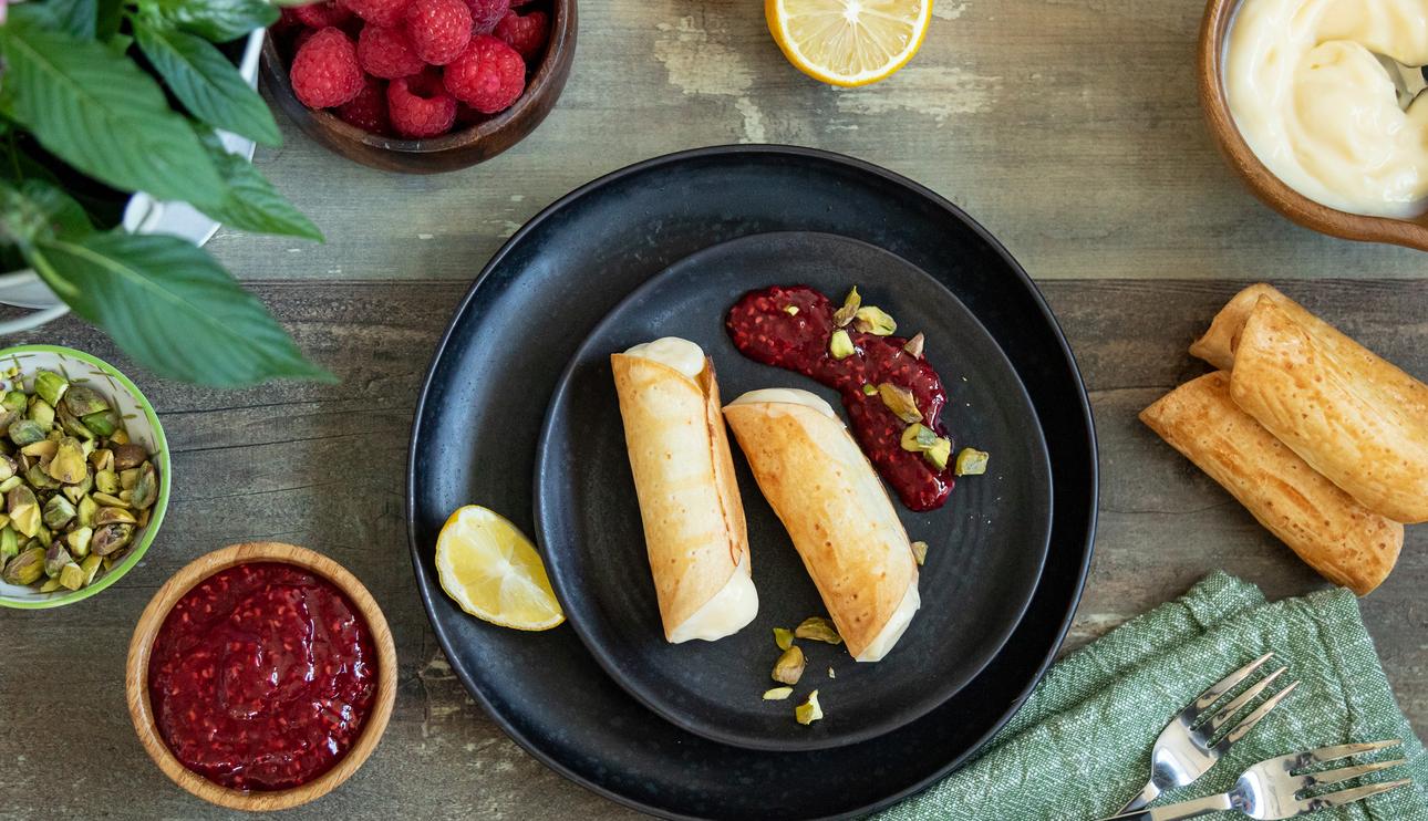 Canutillos de crema de limón con salsa de frambuesa