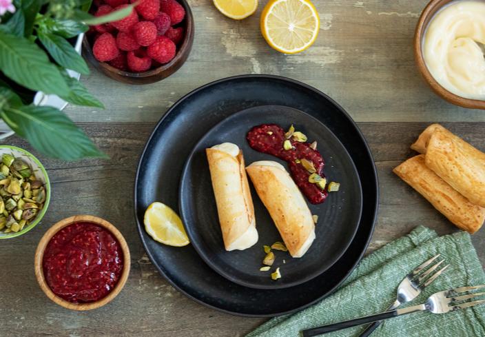 Canutillos de crema de limón con salsa de frambuesa