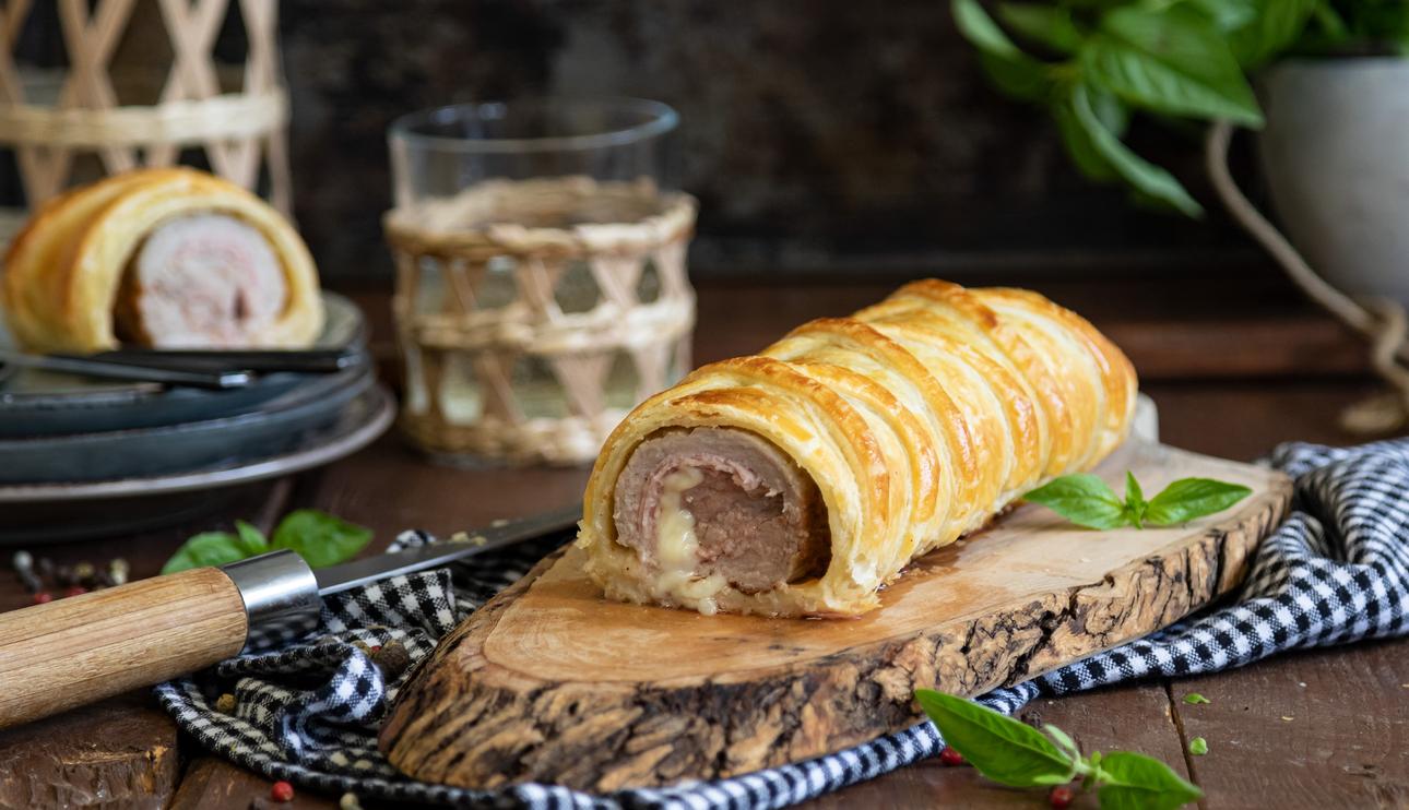 Solomillo de cerdo Wellington relleno con hojaldre, jamón y queso