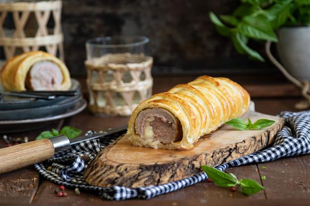 Solomillo de cerdo Wellington relleno con hojaldre, jamón y queso