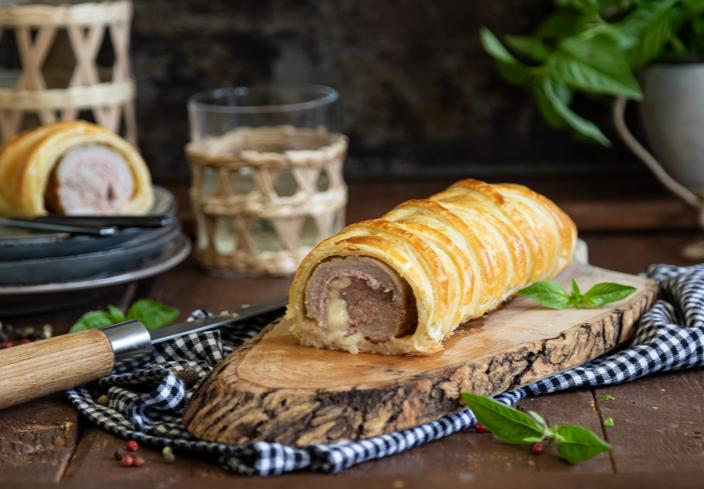 Solomillo de cerdo Wellington relleno con hojaldre, jamón y queso