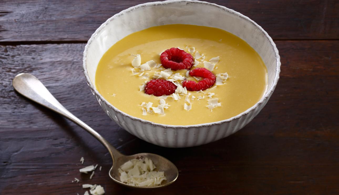 Sopa de chocolate blanco y fruta de la pasión