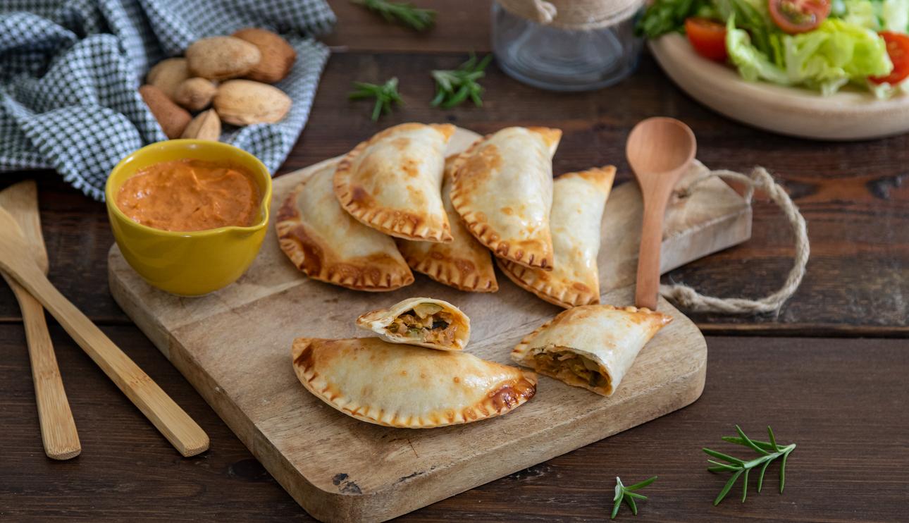 Empanadillas de calabacín, puerros y cebolla con salsa romesco