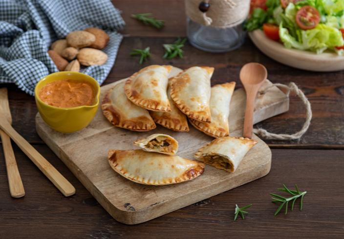 Empanadillas de calabacín, puerros y cebolla con salsa romesco