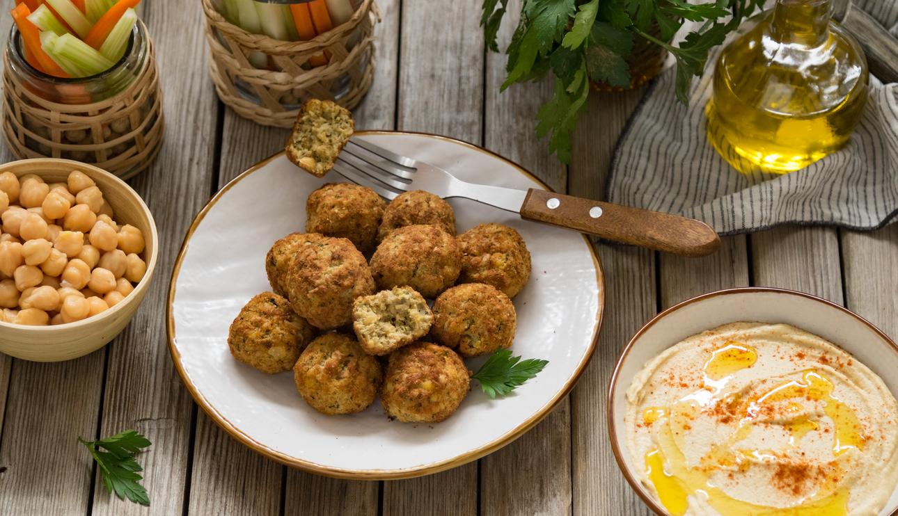 Falafel con hummus de garbanzos y crudités de verduras