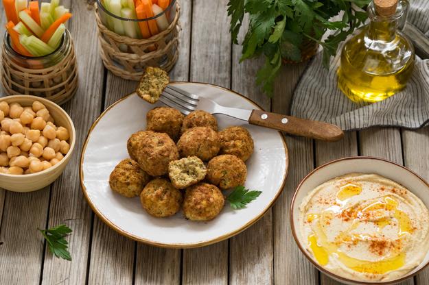 Falafel con hummus de garbanzos y crudités de verduras