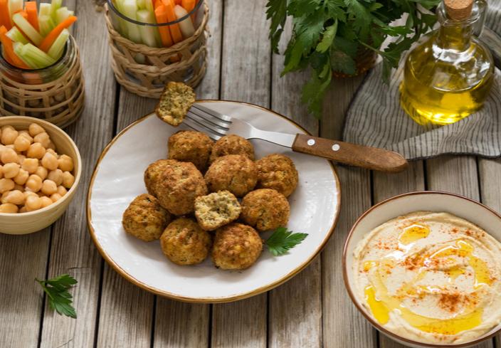 Falafel con hummus de garbanzos y crudités de verduras