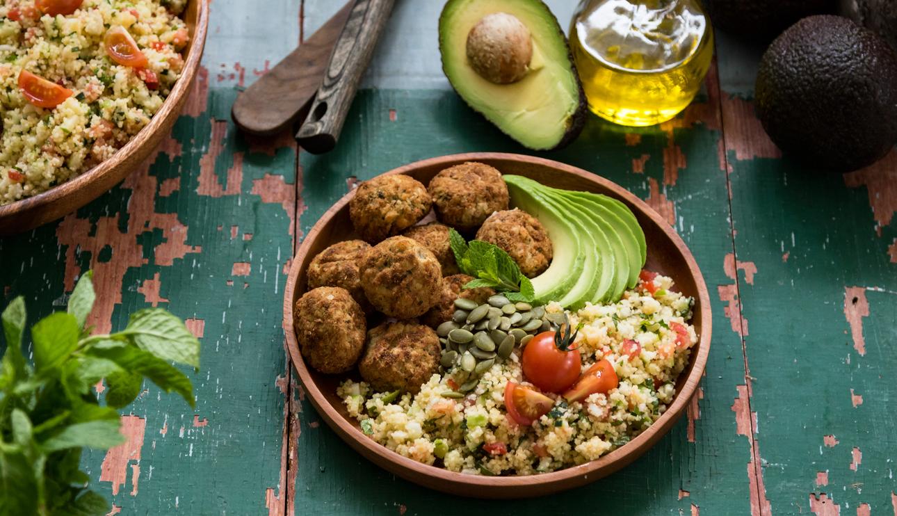 Falafel con ensalada de cuscus, aguacate y pipas de calabaza
